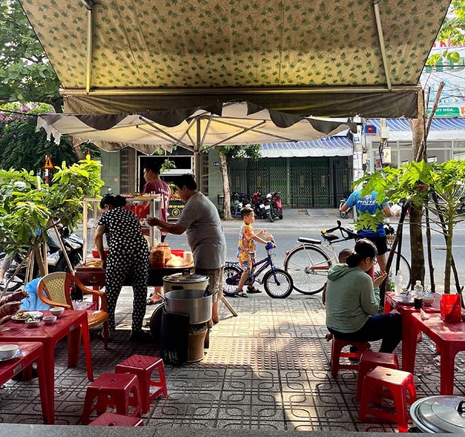 -Lunch on the Streets of Vietnam- by Amanda Le [Everyday Life #2]_0